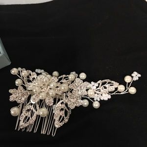 Sweet & V silver crystal and simulated pearls comb